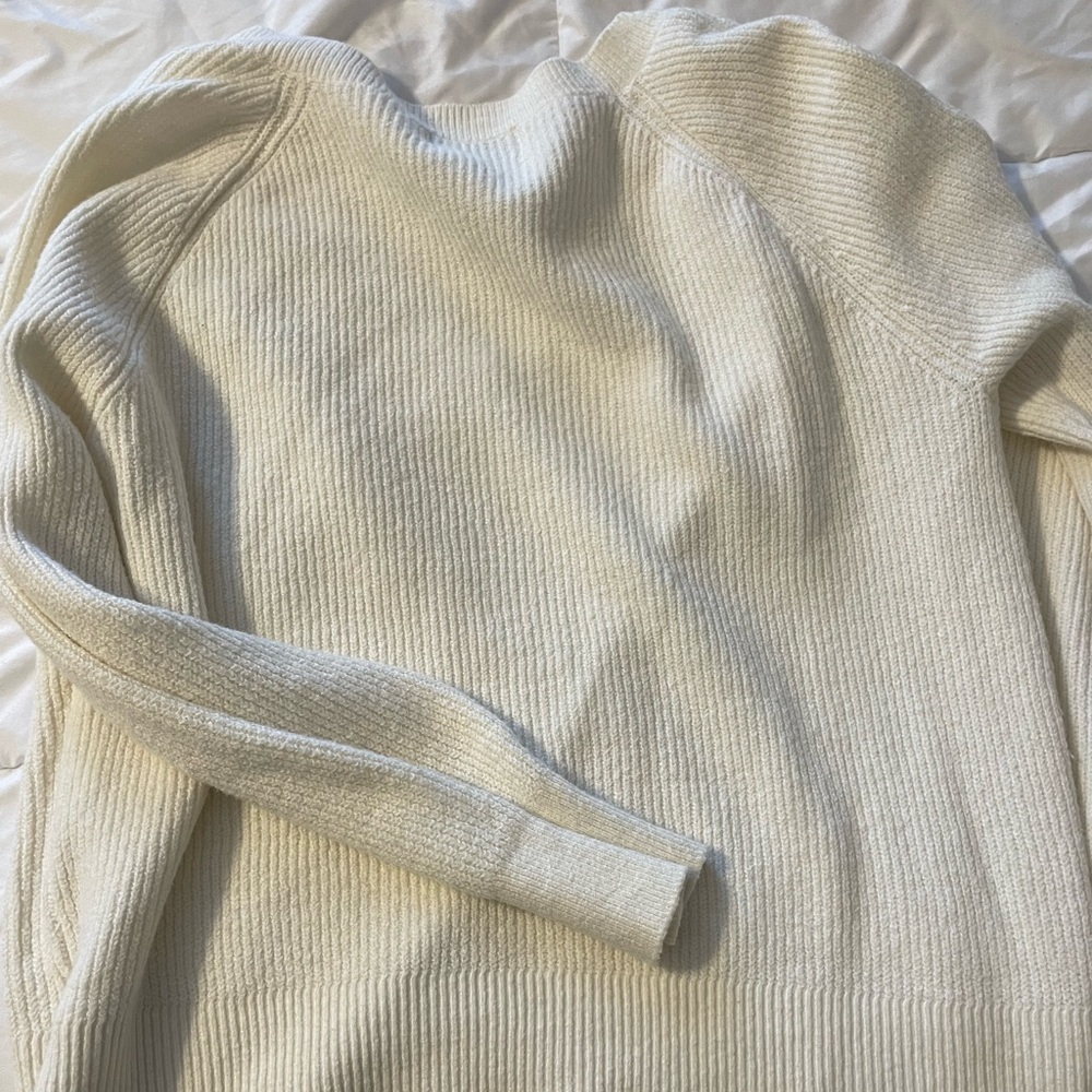 White old navy v neck sweater - Picture 3 of 3